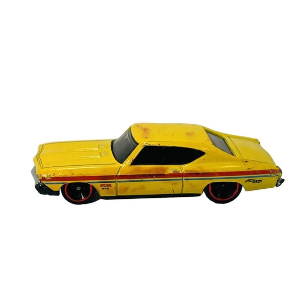 HOT WHEELS MUSCLE 1969 CHEVELLE SS 396 YELLOW Redline On Rims Coupe - Picture 2 of 13